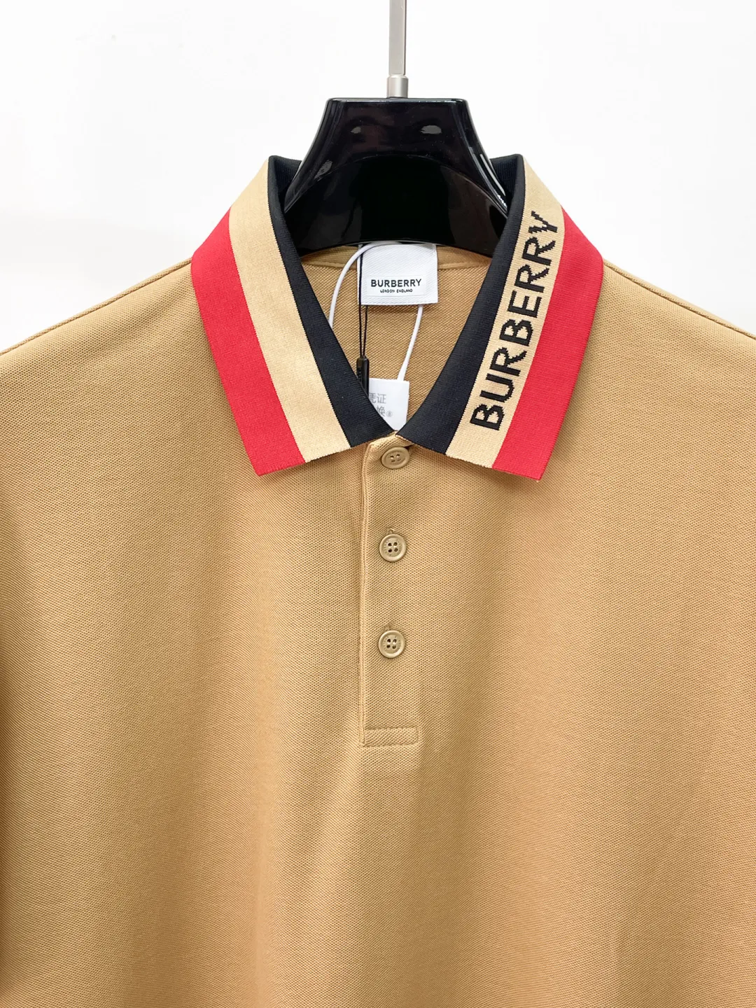 BURBERRY New Arrival Polo shirt, complete with three labels, original fabric, original customized accessories, official Same Style, using 210 grams of pure cotton pique fabric, customized same-tank dyed fabric, very comfortable and smooth to the touch, very wide and stylish, produced by a first-line brand on behalf of Factory, imported Behringer embroidery machine, embroidery is full and textured, imported Kangli direct-injection machine, printing is clear and textured, the collar rib is woven with imported yarn It will not lose shape after being worn for a long time. It is the most New Arrival style in spring and summer. It is fashionable and individual. It is super Versatile and looks good. It is very suitable for both men and women. It is a must-have for everyone. Size: S-XXL